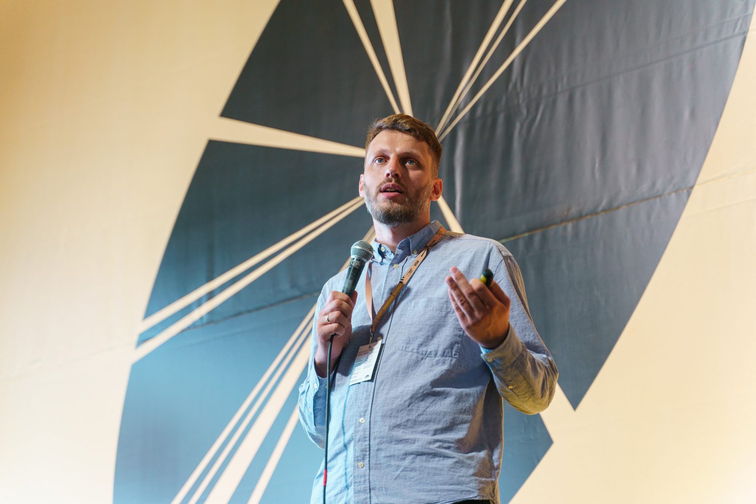 Менеджер компанії SiteGist, Маркіян Микитка, під час презентації «Ідеальний інтернет-магазин для видавництва/книгарні» в межах Книжкового Арсеналу.